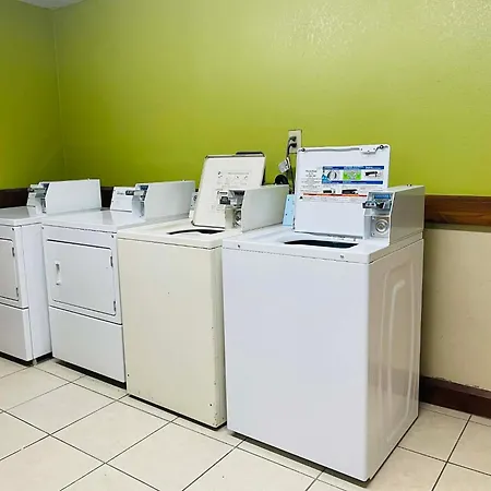 Travelodge By Wyndham Sellersburg-2
