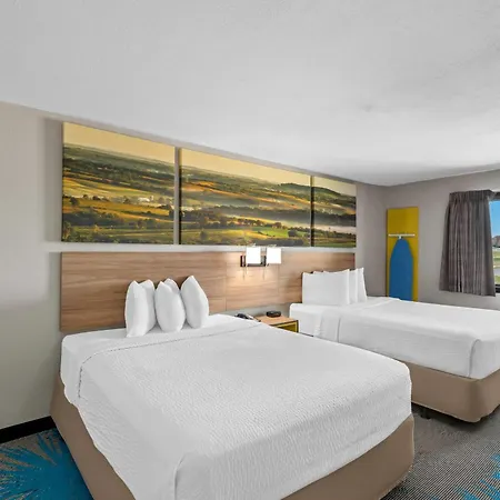 Days Inn & Suites By Wyndham Des Moines Airport-3