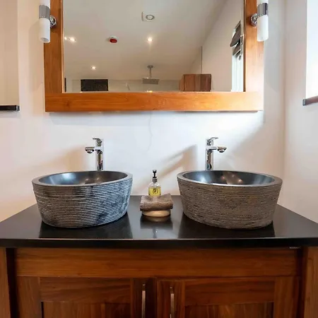 Antrim House Guest Rooms & Suites (Adults Only)-2