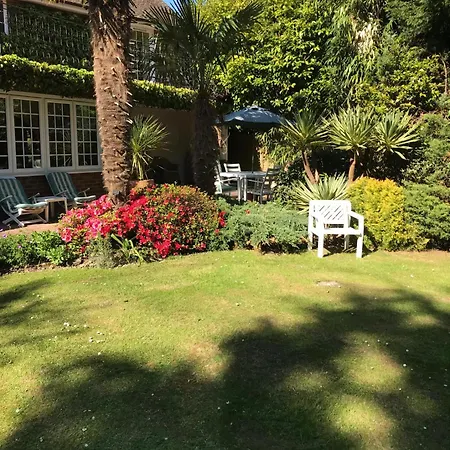 Tanglewood Gatwick Bed & Breakfast-2