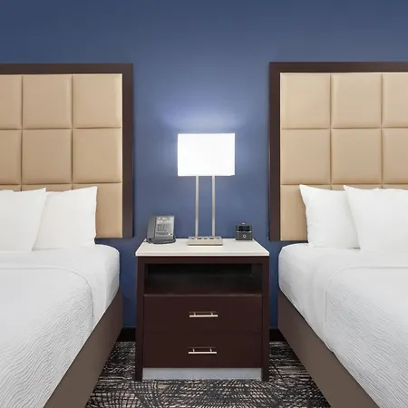 La Quinta Inn And Suites By Wyndham Paris-2