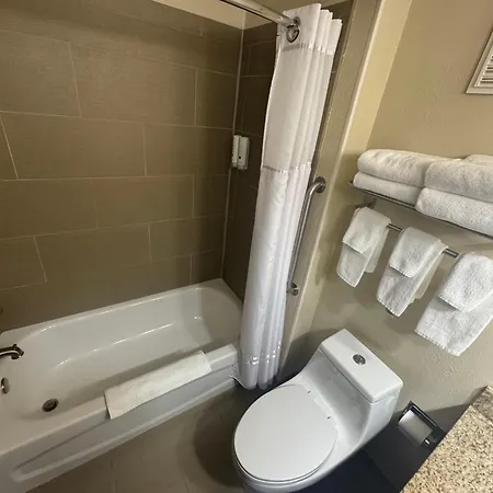 Quality Inn & Suites Green Bay - Ashwaubenon-2