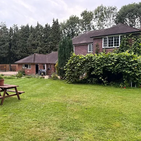 Da Vinci Guest House Gatwick Guest Parking, A Real Gem-3