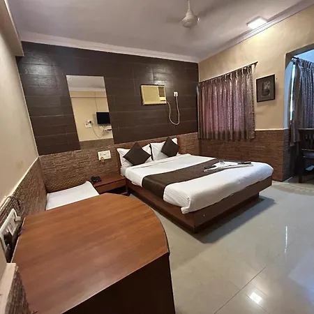 Hotel Lucky Bandra-3