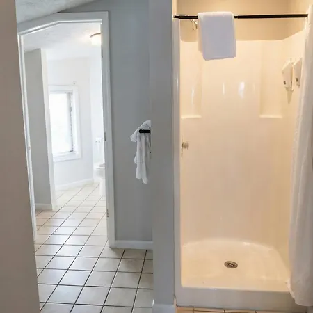 Pointes North Beachfront Hotel - 2 Person Spa Tub Studios-2