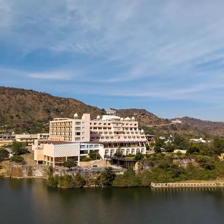 Via Lakhela Lakeview Resort & Spa-3