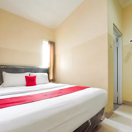 RedDoorz Plus near Mall Ciputra Jakarta-3