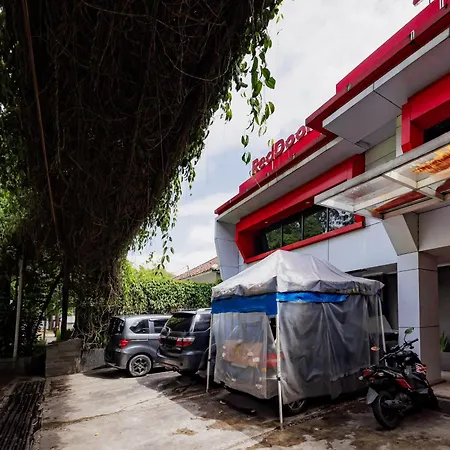 Reddoorz Near Istana Plaza 2-3