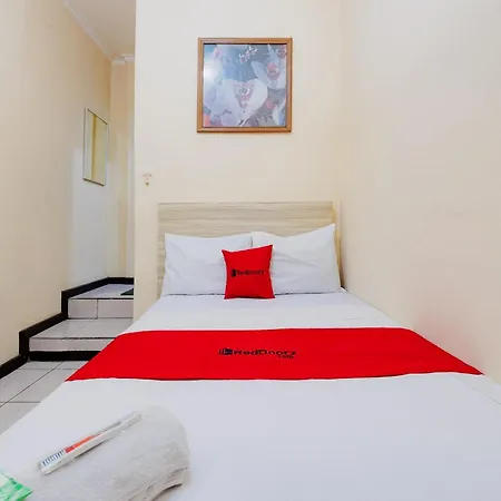 Reddoorz Near Istana Plaza 2-2
