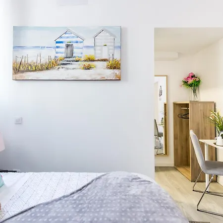 Ayz Juan De Mena - Auto Check-In Property-2