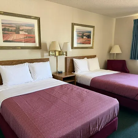 Cassville Four Seasons Inn & Suites-3
