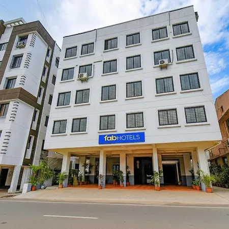 Fabhotel White House-3