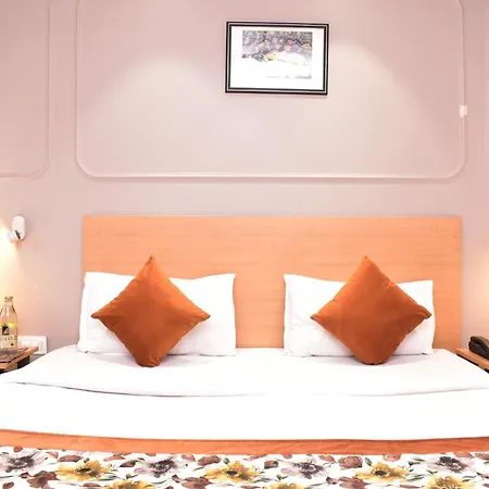 Qotel Comfort Golden Saffron - Hotel In Punjabi Bagh Near Metro-2