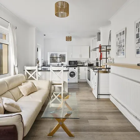 Cardiff City Guesthouse, Central Rooms, Fast Wi-Fi, On-Street Parking-2