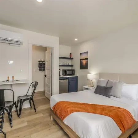 The Flats- Studio #6- Modern Downtown Stay-3