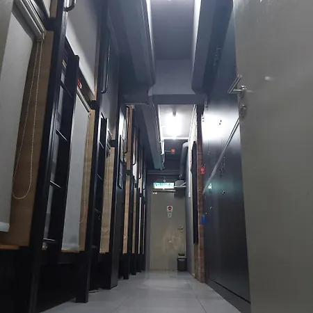 Bricks Backpackers Sleepbox-2