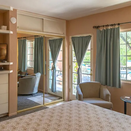 Coyote Inn - 21 And Over - A Town & Desert Boutique Hotel-3