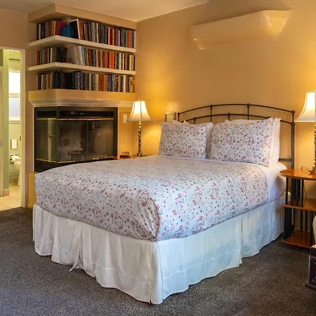 Coyote Inn - 21 And Over - A Town & Desert Boutique Hotel-3