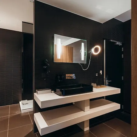 Carbon Hotel-3