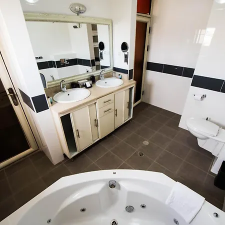 Ramon Suites By Smart Hotels-3