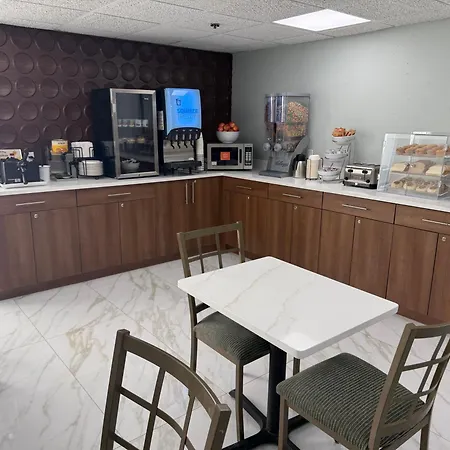 Wingate By Wyndham Livonia-2