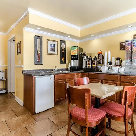 Rodeway Inn & Suites Jacksonville Near Camp Lejeune-2