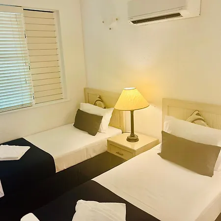 Palm Cove Tropic Apartments-2