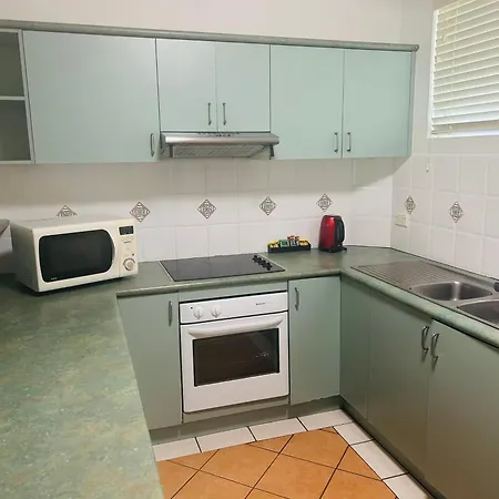 Palm Cove Tropic Apartments-3
