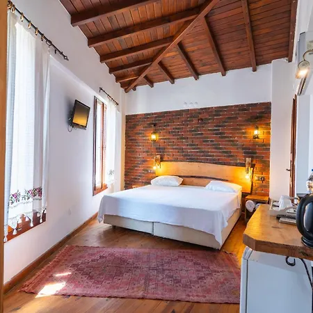 Amazon Petite Palace-2