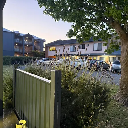 Lakeside Motel Waterfront-2