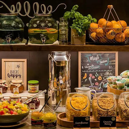 Motel One Amsterdam-Waterlooplein-3
