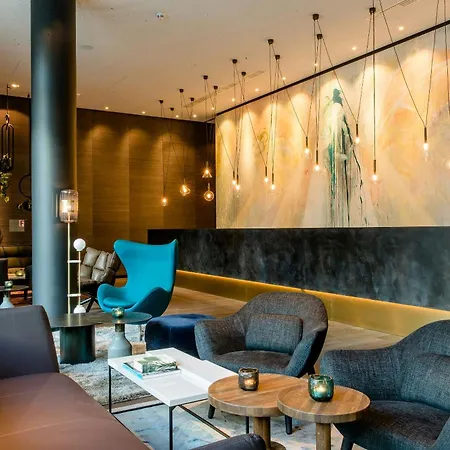 Motel One Koeln-Neumarkt-3