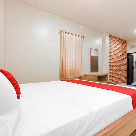 RedDoorz Plus near Pantai Malalayang Manado-3