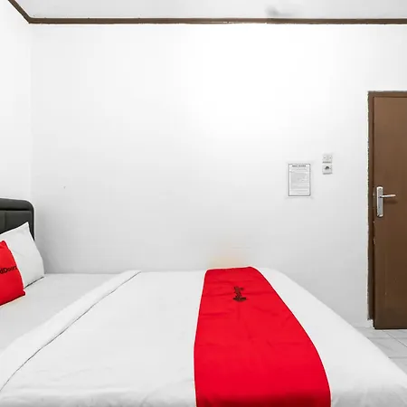RedDoorz near Pondok Indah Water Park-3