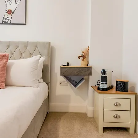 Luxe London Retreat By Aureva Residences-3