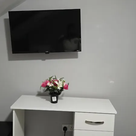 Heathrow Roomzzzz Bnb-2