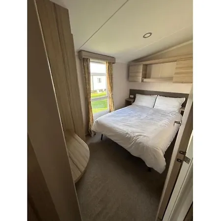 Modern 3-Bedroom Caravan Near Beach At Ty Mawr Holiday Park-2