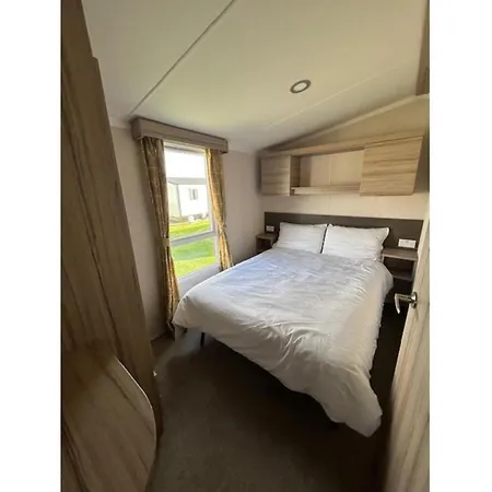 Modern 3-Bedroom Caravan Near Beach At Ty Mawr Holiday Park-3