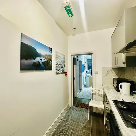 Heathrow Roomzzzz Bnb-3