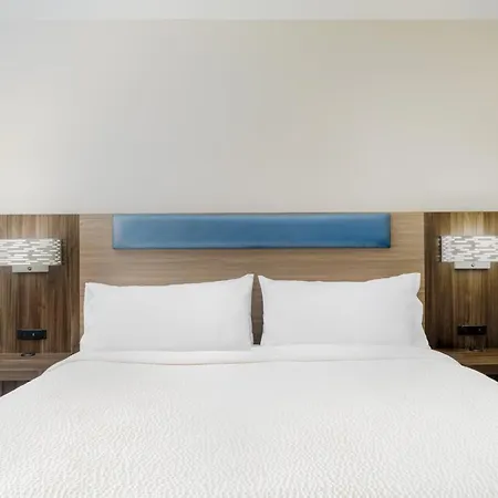 Holiday Inn Express Pratt By Ihg-2