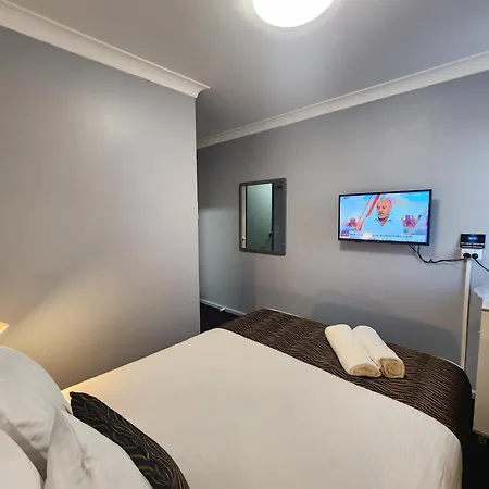 Crest Motor Inn-2