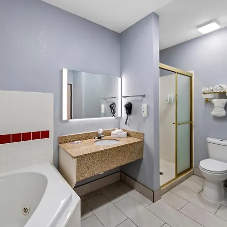 Quality Inn & Suites Manhattan-3