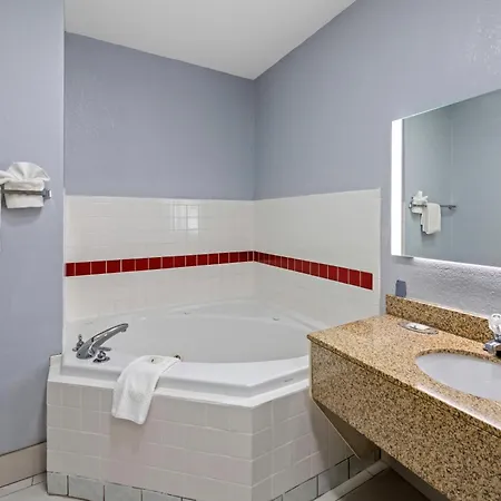 Quality Inn & Suites Manhattan-2