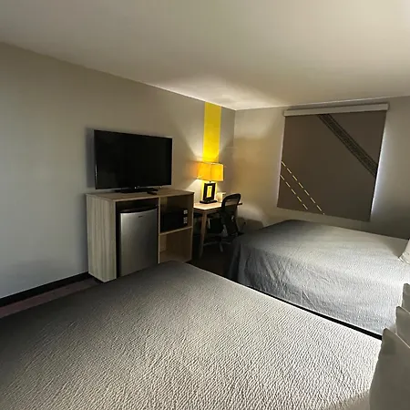 Super 8 By Wyndham Fort Scott-3