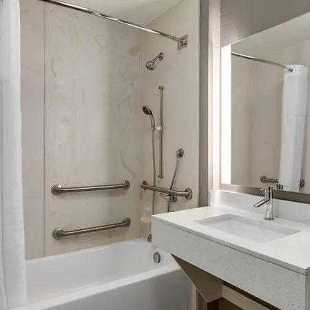 La Quinta By Wyndham Arlington North 6 Flags Dr-2