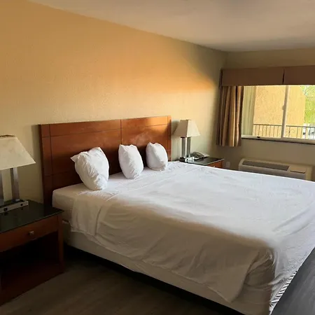 Travelodge By Wyndham Hemet Ca-2