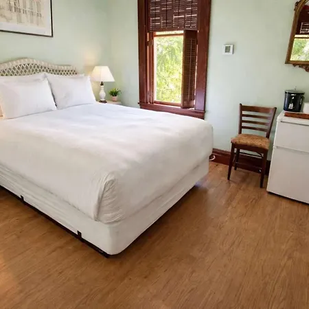 Classic Queen - Curry Mansion With Heated Pool-2