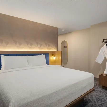 Hampton Inn By Hilton Calgary Downtown-3