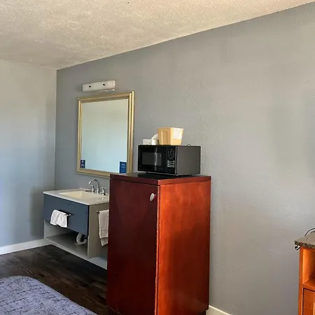 Oasis Inn And Suites-2