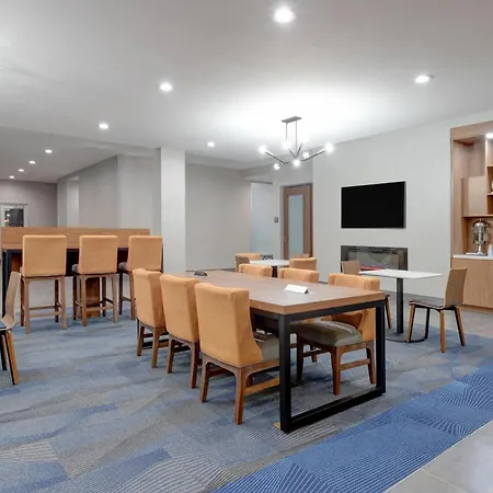La Quinta Inn & Suites By Wyndham Eagle Pass-3